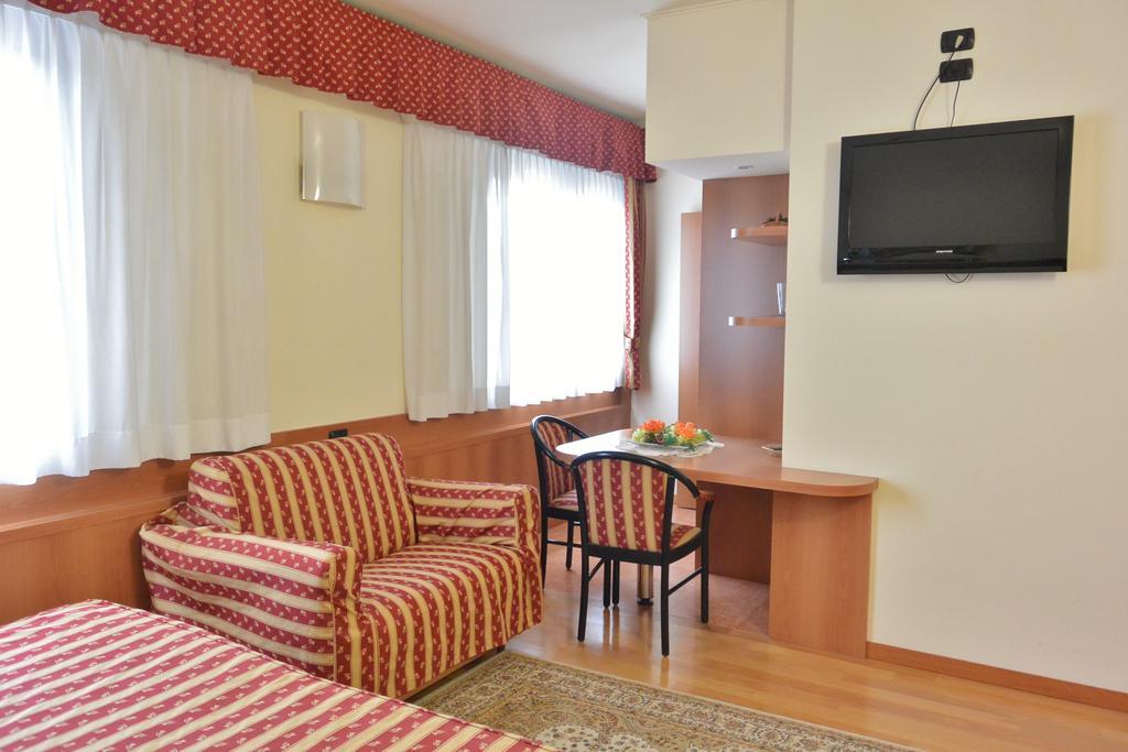 Melas Hotel Merate Exterior photo